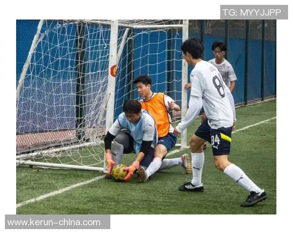 足球明星微笑瞬间定格魅力展现青春活力的精彩瞬间