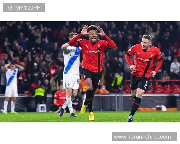 闪电图案足球明星的传奇之路与场上风采的完美结合